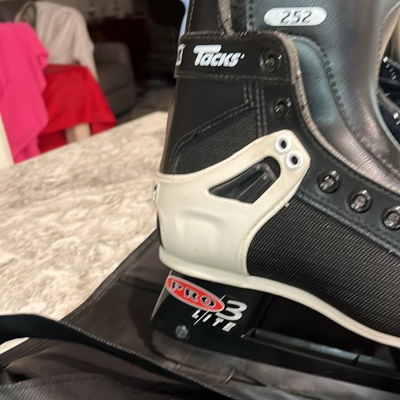 DONATED. Not for Sale.
NWT CCM Pro 3 Lite Ice Skates Size 3-1/2 - Picture 8 of 9
